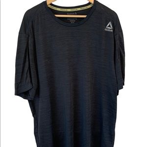 Men’s Reebok shirt sleeve shirt